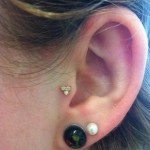 tragus-piercing-triple-gem